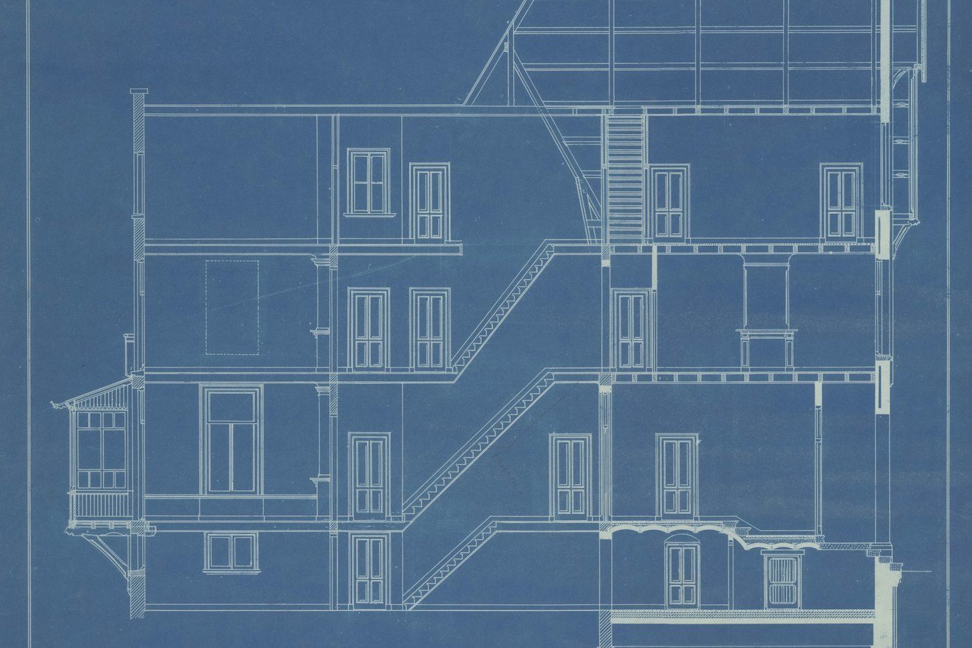 Prancha de projeto com o corte de um edifício