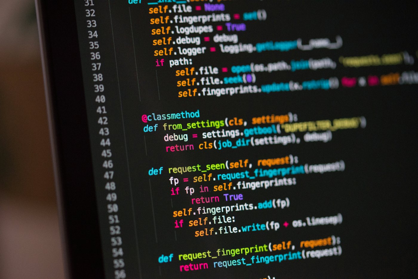 Código-fonte em um editor, em tela escura