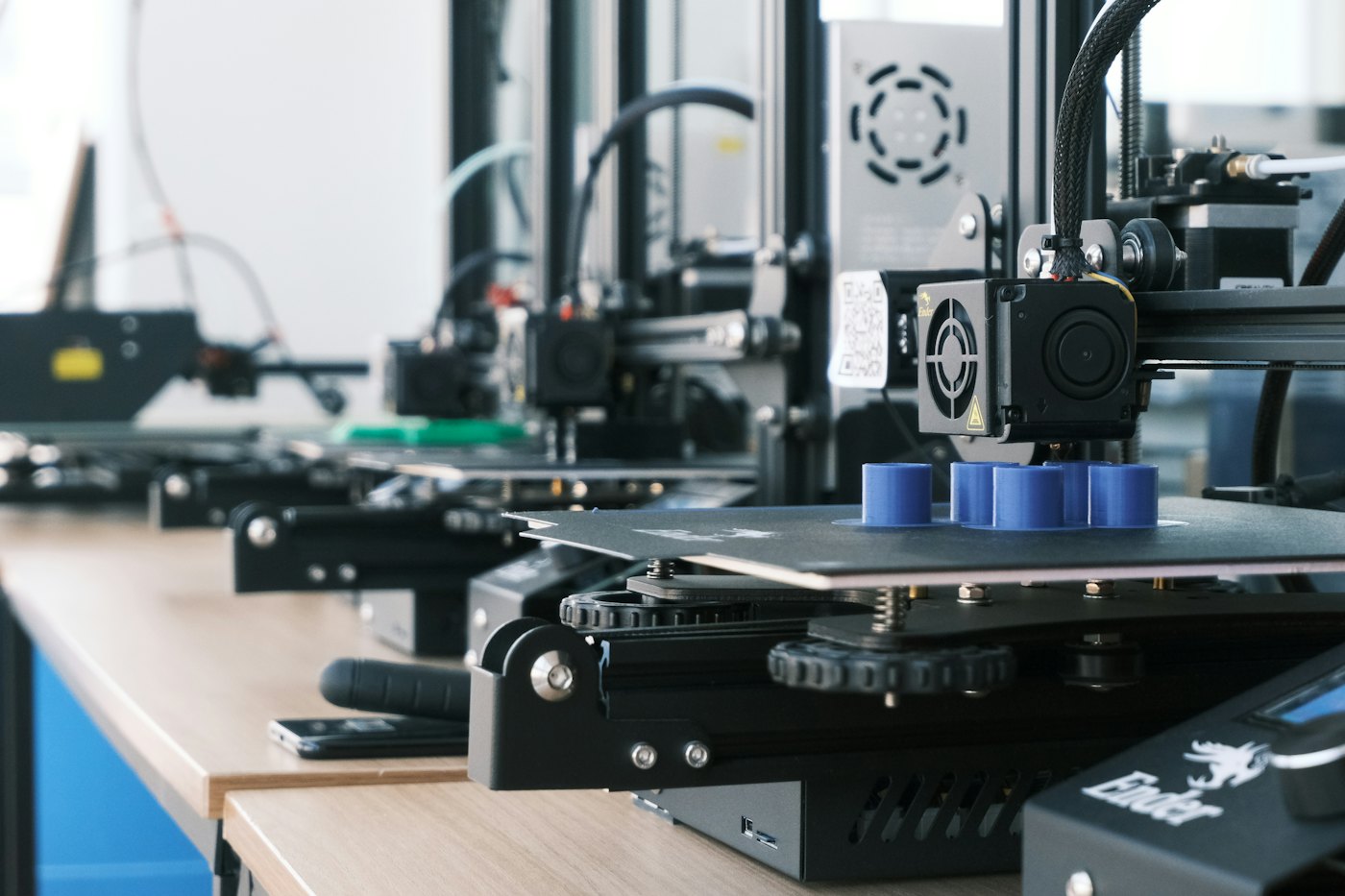 Fileira de impressoras 3D imprimindo peças