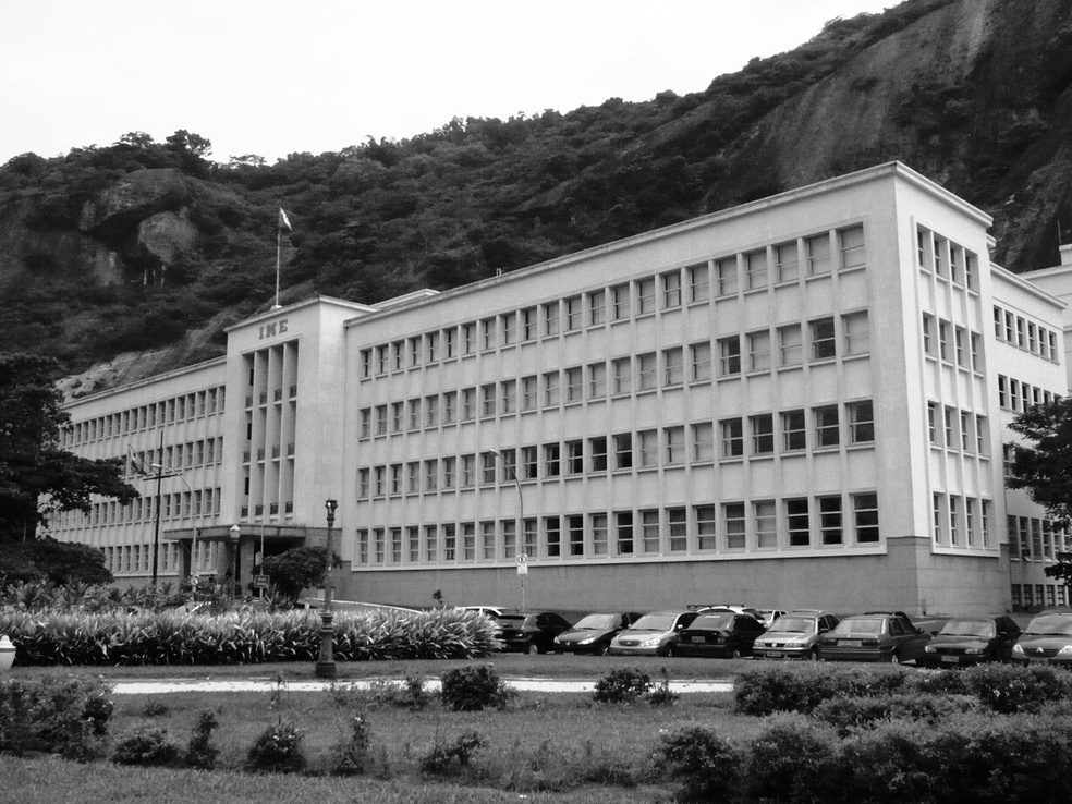 Fachada do Instituto Militar de Engenharia, na Praia Vermelha, com o Morro da Urca ao fundo